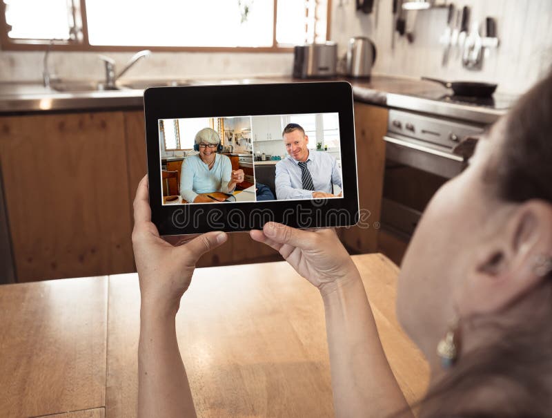 Schermo immagine tablet dei lavoratori che hanno una riunione virtuale durante il blocco coronavirus fotografie stock