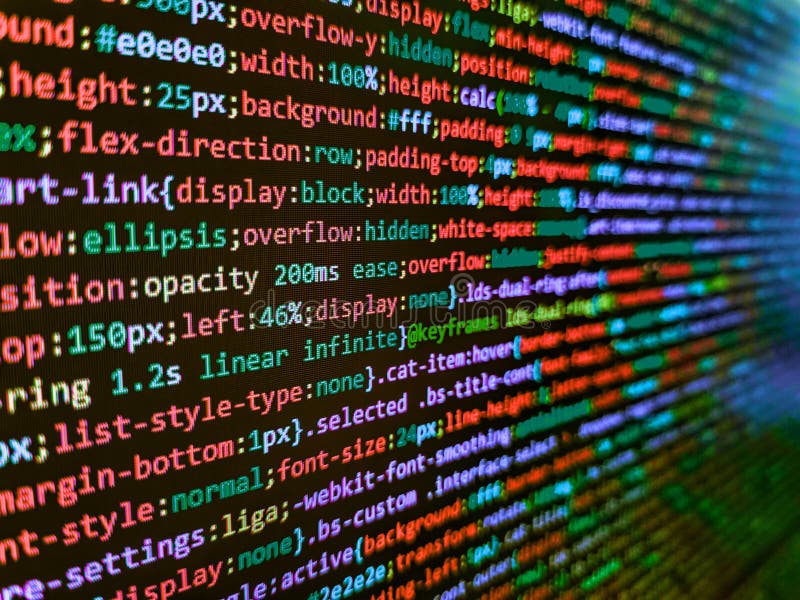 Schermo offuscato con messa a fuoco selettiva. background tecnologico digitale con codice binario. programmazione di un concetto d immagine stock