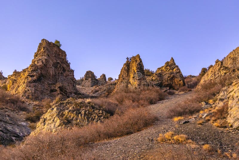 Scherpe en rotsachtige hopen aan de kant van een berg stock fotografie Scherpe en rotsachtige hopen aan de kant van een berg stock fotografie
