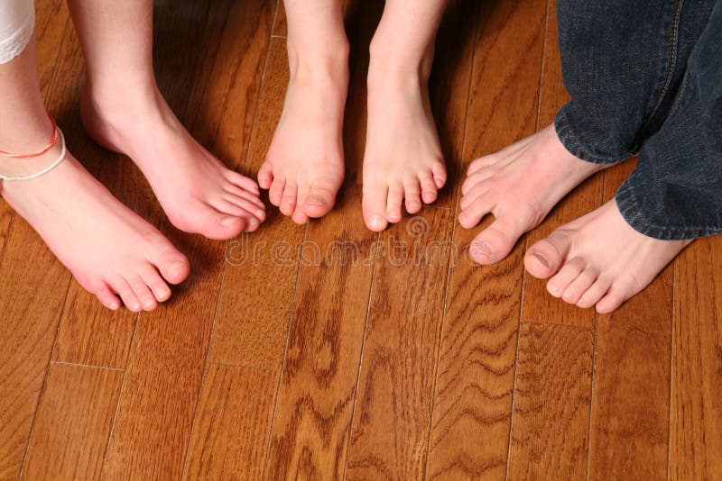 Scherza i piedi sul pavimento di legno