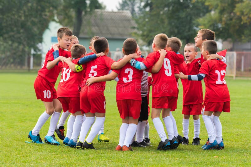 Squadra di calcio giovanile in huddle fotografie stock