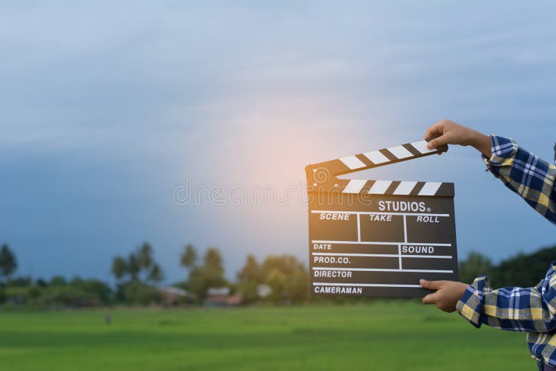 Scherzen Sie das Spielen des Filmscharnierventilbrettes gegen Sommerhimmelhintergrund Filmregisseurkonzept stockfotos Scherzen Sie das Spielen des Filmscharnierventilbrettes gegen Sommerhimmelhintergrund Filmregisseurkonzept stockfotos