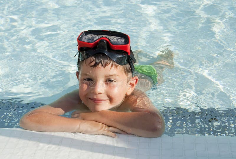 Scherzen Sie in den Swimmingpool stockfoto