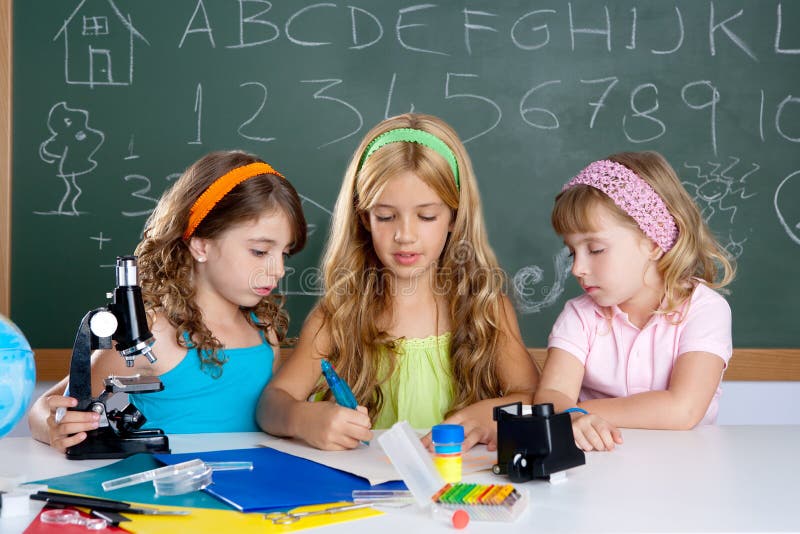 Scherzt Gruppe Kursteilnehmermädchen am Schuleklassenzimmer lizenzfreies stockfoto Scherzt Gruppe Kursteilnehmermädchen am Schuleklassenzimmer lizenzfreies stockfoto