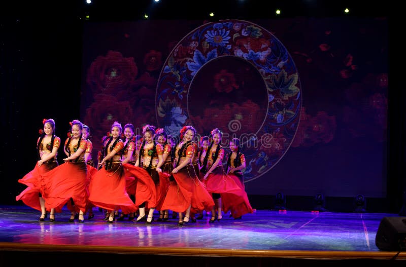 Schicken Sie Ihnen eine Rose 4 - chinesische Nationaltanz in Xinjiang lizenzfreies stockfoto Schicken Sie Ihnen eine Rose 4 - chinesische Nationaltanz in Xinjiang lizenzfreies stockfoto