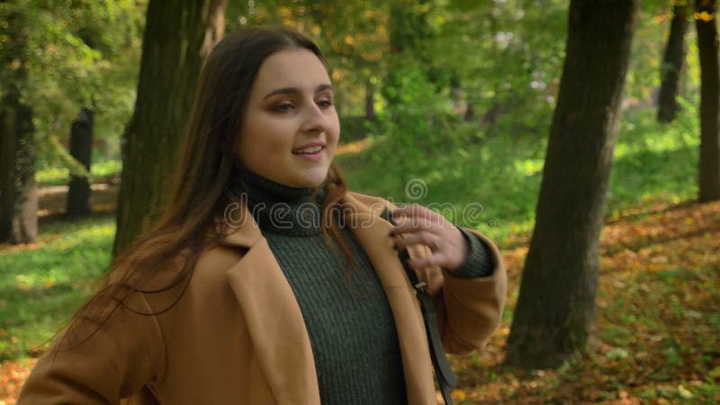 Schieten die van Kaukasische aardige vrouw met lang donker haar, groen mooi teken, moderne stijl kruisen, het dromen ziet onder o