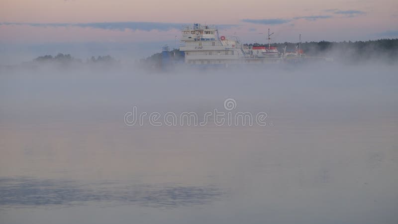 Schiff, das entlang die Wolga an der Dämmerung nahe dem Dorf von Konakovon überschreitet lizenzfreies stockfoto Schiff, das entlang die Wolga an der Dämmerung nahe dem Dorf von Konakovon überschreitet lizenzfreies stockfoto