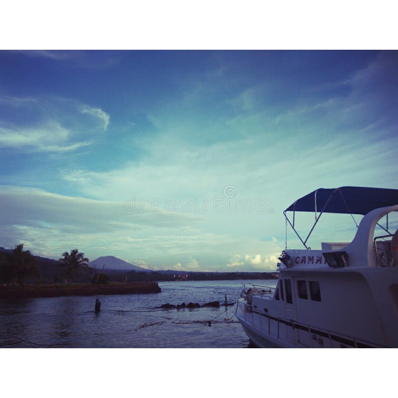 Download Schiff und Himmel stockfoto. Bild von himmel, lieferung - 106801584