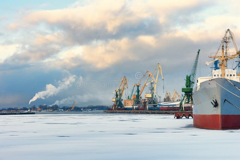 Schiff und Kräne im Hafen des Winters