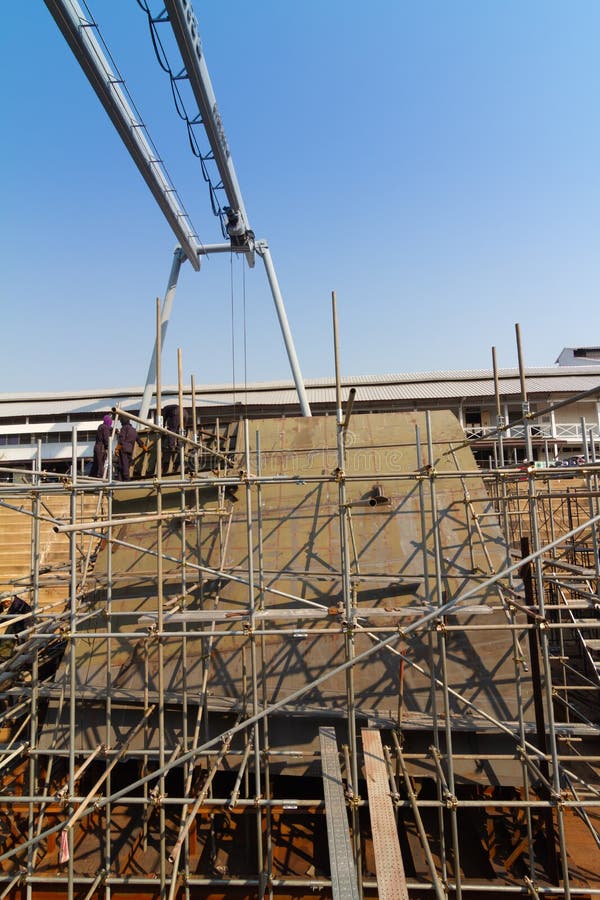 Schiffbau schießt innerhalb eines trockenen Docks stockfoto Schiffbau schießt innerhalb eines trockenen Docks stockfoto