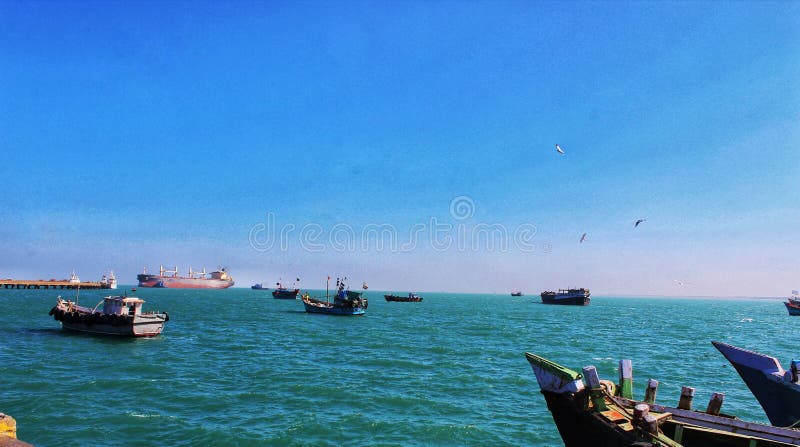 Schiffe, die in den blauen Ozean segeln stockfoto Schiffe, die in den blauen Ozean segeln stockfoto