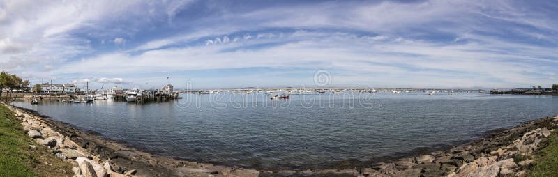 Schiffe verankern am Pier oder an der Bucht des alten Hafens in Plymout stockfoto Schiffe verankern am Pier oder an der Bucht des alten Hafens in Plymout stockfoto