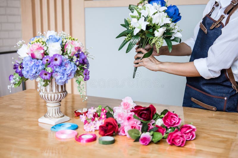 Schikkend kunstbloemen bekleed decoratie thuis, het Jonge werk die van de vrouwenbloemist het organiseren van diy kunstbloem, amb royalty-vrije stock fotografie Schikkend kunstbloemen bekleed decoratie thuis, het Jonge werk die van de vrouwenbloemist het organiseren van diy kunstbloem, amb royalty-vrije stock fotografie
