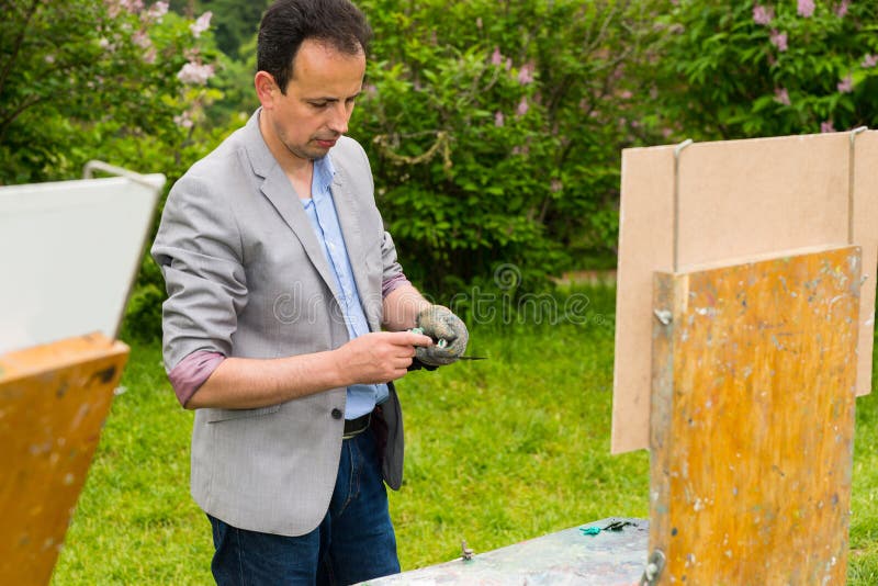 Schilder Squeeze His Paint stock fotografie Schilder Squeeze His Paint stock fotografie