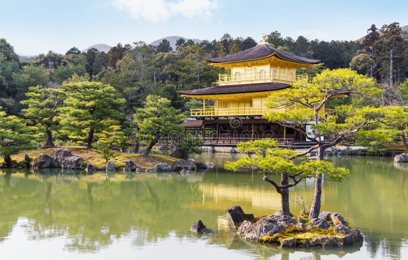 Schilderachtig landschap van beroemde Gouden Paviljoentempel in Kyoto Japan