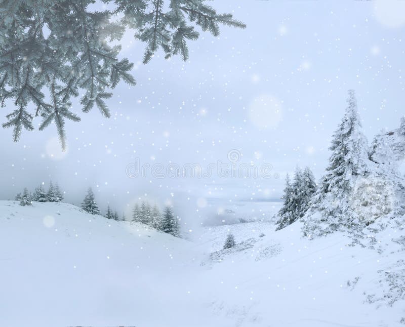 Schilderachtige de winterachtergrond met berglandschap tijdens sneeuwdaling van midden van de winter royalty-vrije stock fotografie Schilderachtige de winterachtergrond met berglandschap tijdens sneeuwdaling van midden van de winter royalty-vrije stock fotografie