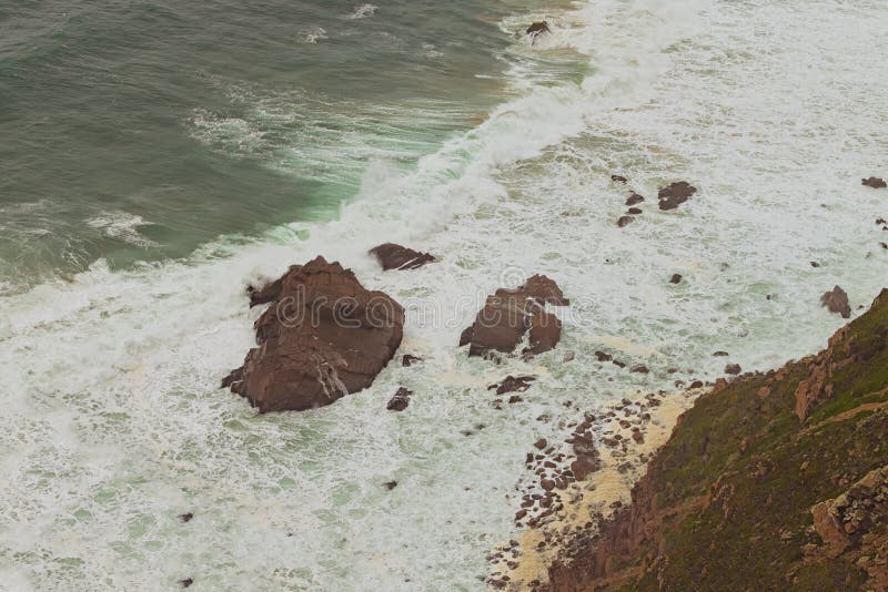 Schilderachtige landschapsmening aan de gevaarlijke rotsen voor de Kaap Roca Cabo DA Roca stock afbeeldingen Schilderachtige landschapsmening aan de gevaarlijke rotsen voor de Kaap Roca Cabo DA Roca stock afbeeldingen