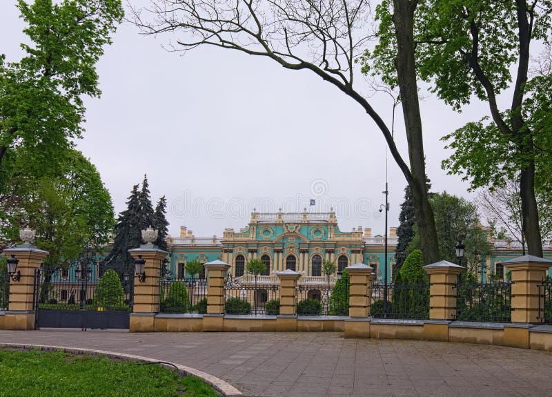 Schilderachtige landschapsmening van Mariyinsky-Paleis in Kyiv, de Oekraïne royalty-vrije stock foto Schilderachtige landschapsmening van Mariyinsky-Paleis in Kyiv, de Oekraïne royalty-vrije stock foto