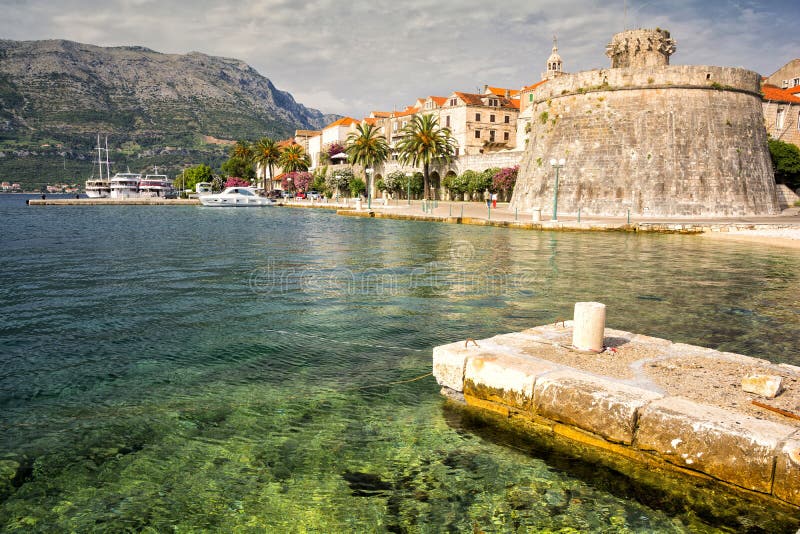 Schilderachtige toneelmening van de oude stad met haven van Korcula, Dalmatië, Kroatië royalty-vrije stock afbeeldingen Schilderachtige toneelmening van de oude stad met haven van Korcula, Dalmatië, Kroatië royalty-vrije stock afbeeldingen