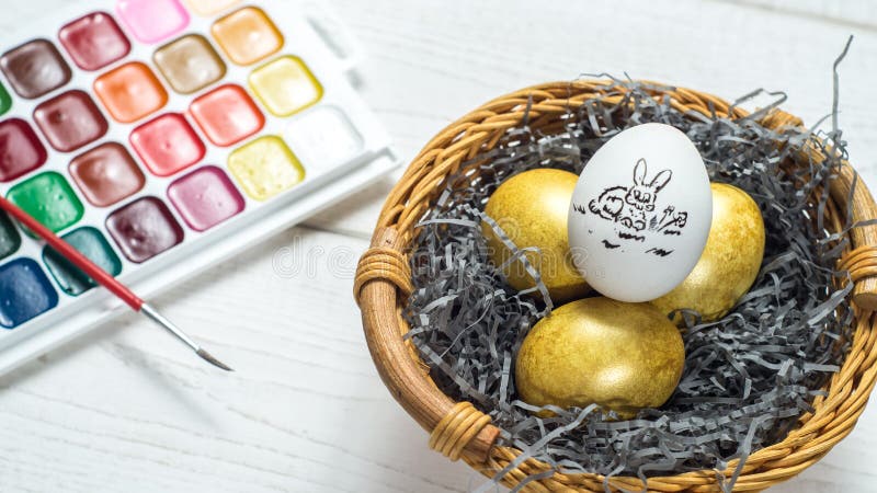 Schilderend eieren vakantie Pasen stock afbeeldingen Schilderend eieren vakantie Pasen stock afbeeldingen