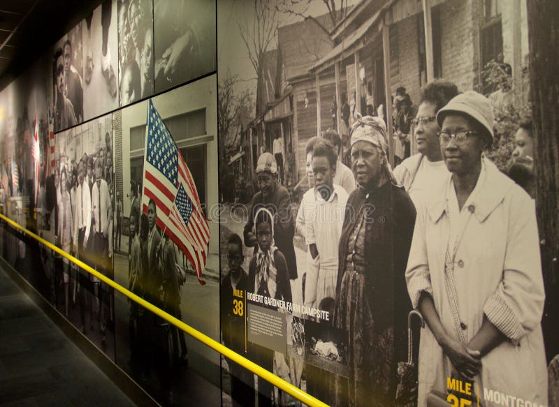 Schildergeschiedenis van Afrikaanse Amerikanen binnen het Nationale Burgerrechtenmuseum in Lorraine Motel stock afbeelding Schildergeschiedenis van Afrikaanse Amerikanen binnen het Nationale Burgerrechtenmuseum in Lorraine Motel stock afbeelding