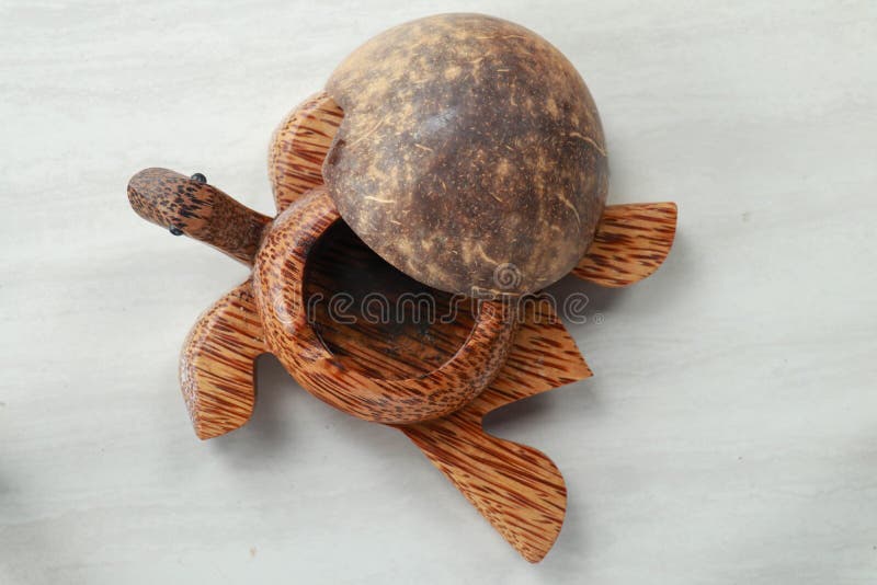 Schildkröte Formte Den Aschenbecher, Der Vom Ton Geschaffen Wurde, Der Auf  Weiß Isoliert Wurde. Kokosnusspalmenholz Aschenbechersc Stockfoto - Bild  von lack, asche: 204759352