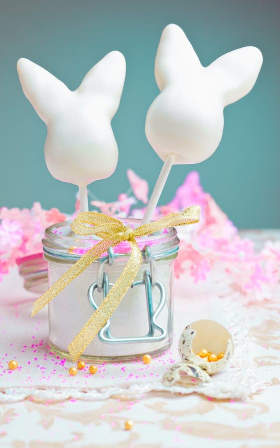 Schiocchi felici della torta di Pasqua fotografie stock Schiocchi felici della torta di Pasqua fotografie stock