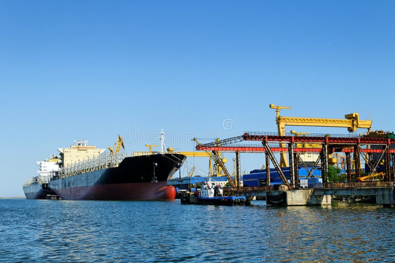 Schip bij een scheepswerf royalty-vrije stock afbeeldingen Schip bij een scheepswerf royalty-vrije stock afbeeldingen