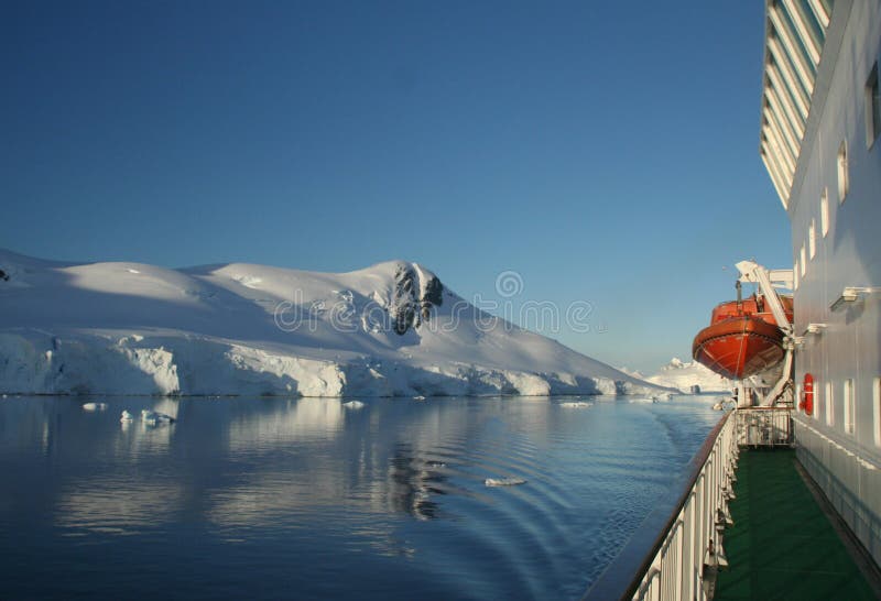 Schip van de cruise met reddingsboot, bergen & gletsjers dacht in kalme oceaan na, stock afbeelding Schip van de cruise met reddingsboot, bergen & gletsjers dacht in kalme oceaan na, stock afbeelding