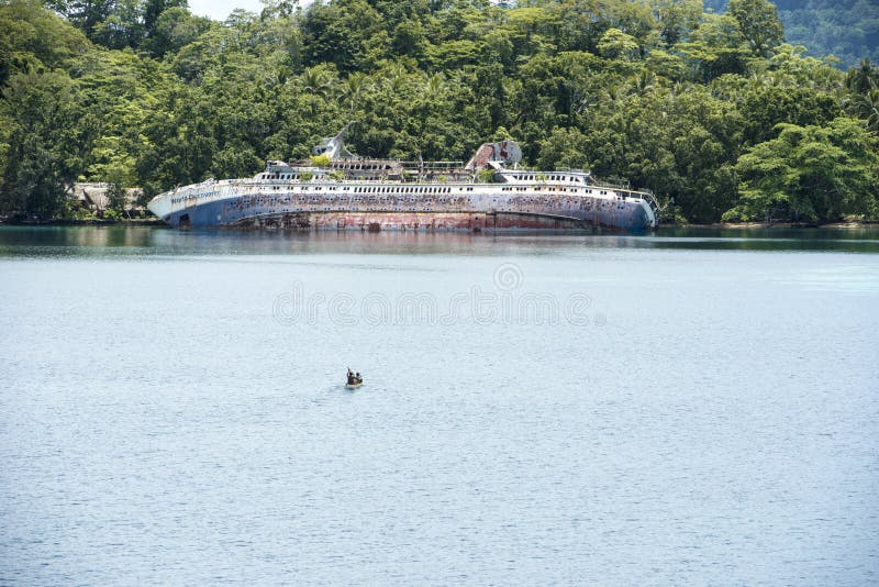 Schipbreuk - Wereld ontdek - Roderick Bay, Solomon Islands royalty-vrije stock foto Schipbreuk - Wereld ontdek - Roderick Bay, Solomon Islands royalty-vrije stock foto