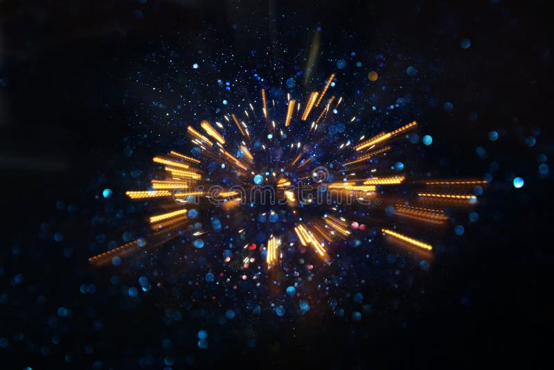 Achtergrond met glinsterende vintage lampjes. zwart, blauw en goud. onscherp stock fotografie