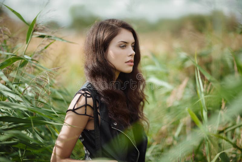 Schitterend brunette in openlucht royalty-vrije stock afbeeldingen Schitterend brunette in openlucht royalty-vrije stock afbeeldingen