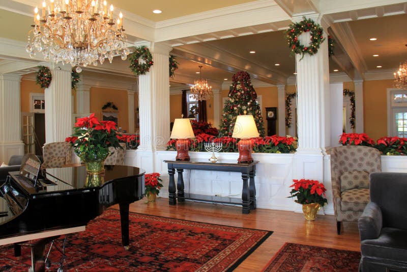 Schitterend die onthaal in lounge voor Kerstmis, Sagamore Resort die, Bolton wordt verfraaid, New York, 2016 landen royalty-vrije stock foto Schitterend die onthaal in lounge voor Kerstmis, Sagamore Resort die, Bolton wordt verfraaid, New York, 2016 landen royalty-vrije stock foto