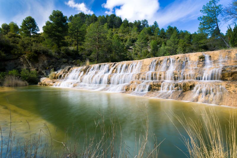 Schitterend landschap met waterval in de berg royalty-vrije stock fotografie Schitterend landschap met waterval in de berg royalty-vrije stock fotografie
