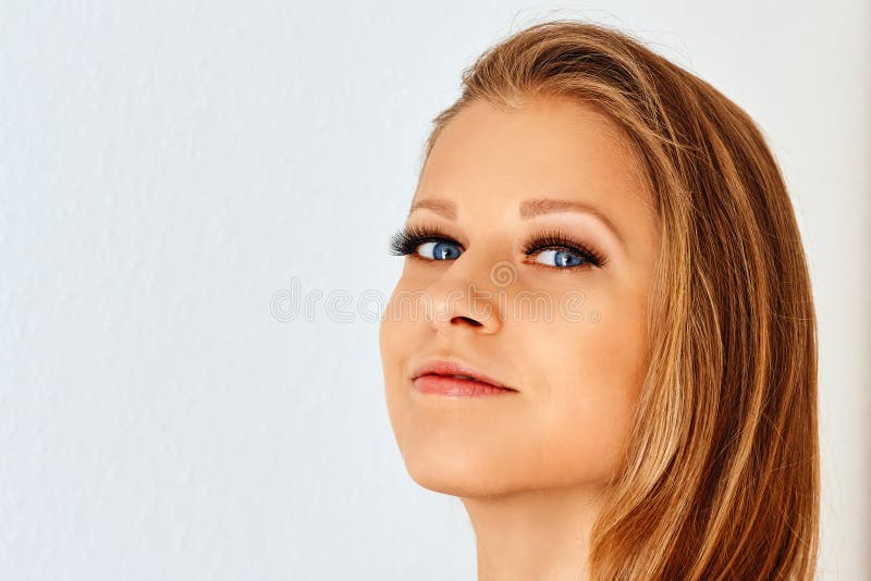 Schitterend meisje met make-up en perfecte huid Eyelash-uitbreidingen, cosmetologie, schoonheid en huidverzorging royalty-vrije stock foto's Schitterend meisje met make-up en perfecte huid Eyelash-uitbreidingen, cosmetologie, schoonheid en huidverzorging royalty-vrije stock foto's
