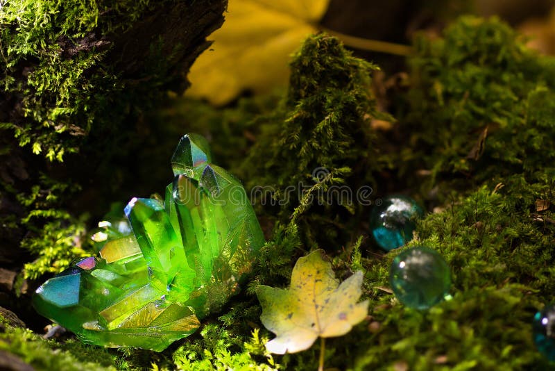 Schitterende groene magische kristallen in het bos stock foto Schitterende groene magische kristallen in het bos stock foto