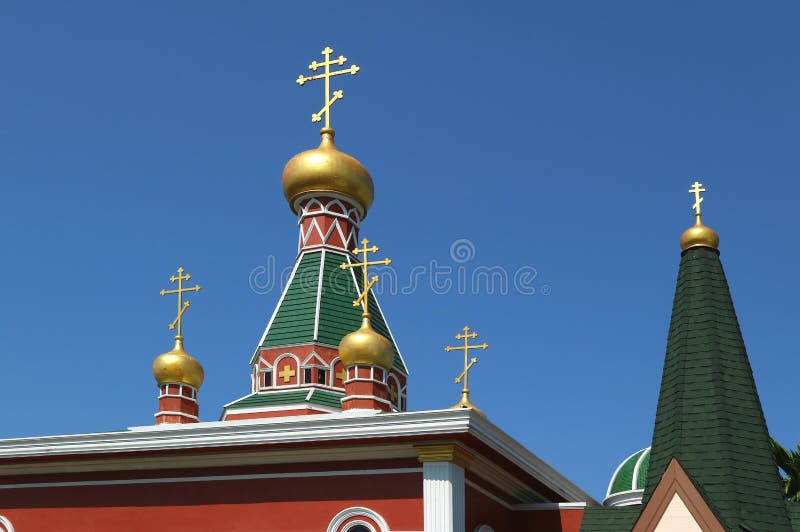Schitterende Koepel van Heilige Nicholas Russian Orthodox Church tegen Levendig Blauw Sunny Sky van Bangkok royalty-vrije stock foto Schitterende Koepel van Heilige Nicholas Russian Orthodox Church tegen Levendig Blauw Sunny Sky van Bangkok royalty-vrije stock foto