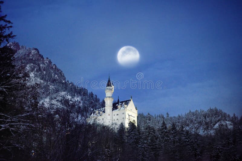 Schitterende nachtscène van koninklijk kasteel Neuschwanstein en omringend gebied in Beieren, Duitsland Deutschland