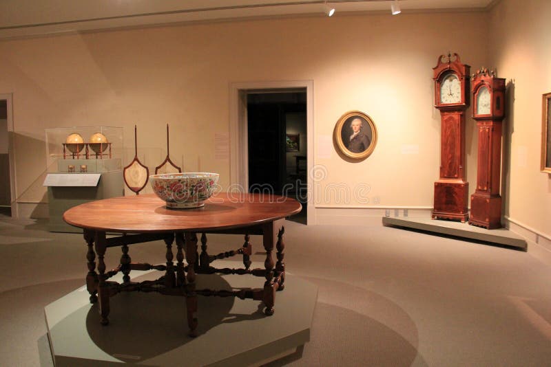 Schitterende vertoningen van meubilair, staande horloges en kunstwerk, Instituut van Geschiedenis en Kunst, 2016 stock fotografie Schitterende vertoningen van meubilair, staande horloges en kunstwerk, Instituut van Geschiedenis en Kunst, 2016 stock fotografie