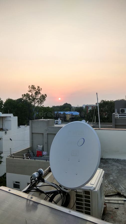 Schitterende zonsondergang en een DTH-antenne stock fotografie Schitterende zonsondergang en een DTH-antenne stock fotografie