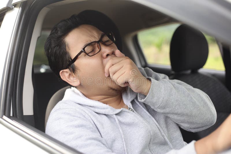 Schl?friger m?der m?nnlicher Fahrer lizenzfreie stockfotos Schl?friger m?der m?nnlicher Fahrer lizenzfreie stockfotos