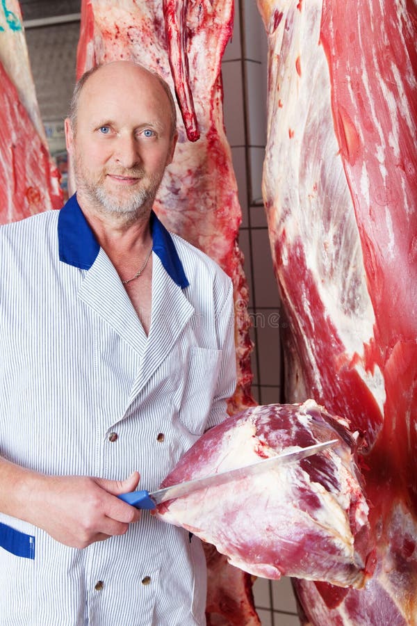 Schlachten Sie das Halten eines großen Klumpens des rohen Fleisches lizenzfreies stockfoto Schlachten Sie das Halten eines großen Klumpens des rohen Fleisches lizenzfreies stockfoto