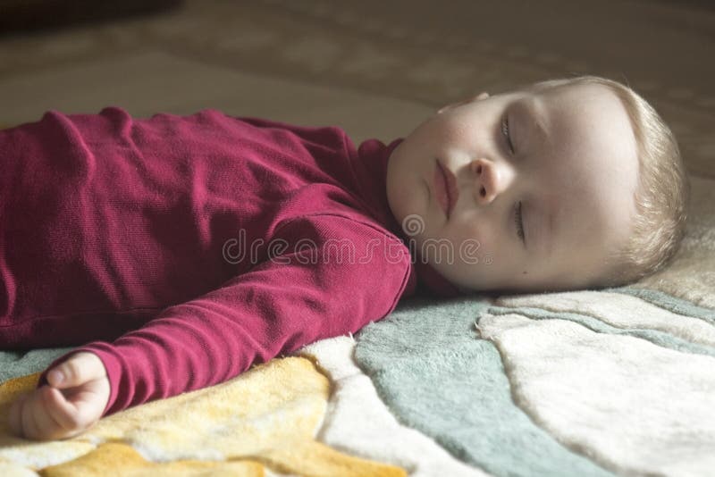 Schlafendes 2-jähriges Kind lizenzfreie stockfotos Schlafendes 2-jähriges Kind lizenzfreie stockfotos