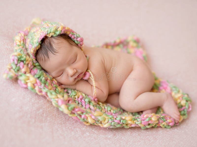 Schlafendes neugeborenes Baby lizenzfreie stockbilder Schlafendes neugeborenes Baby lizenzfreie stockbilder