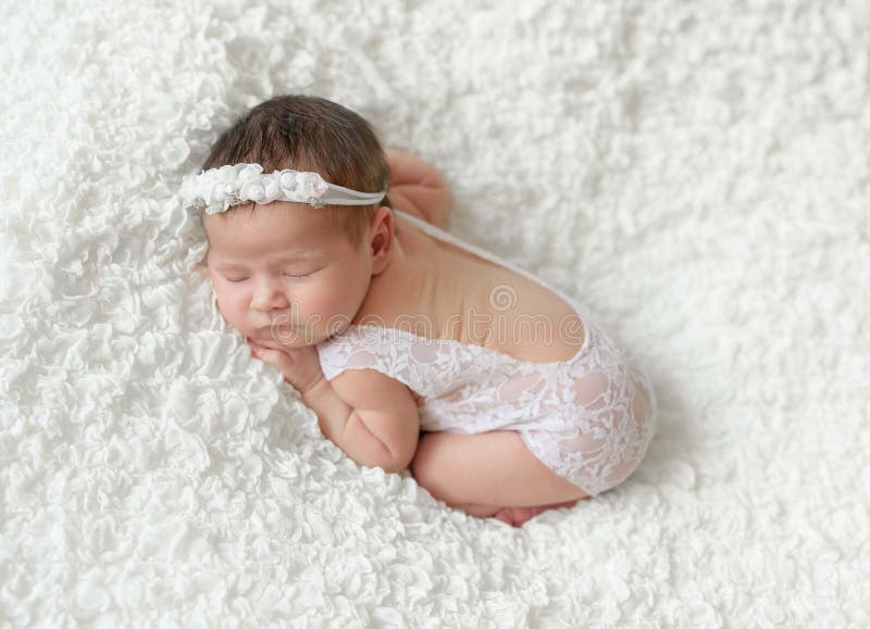 Schlafendes neugeborenes Baby stockbild Schlafendes neugeborenes Baby stockbild