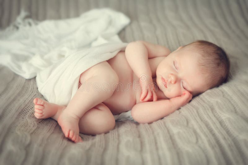 Schlafendes neugeborenes Schätzchen