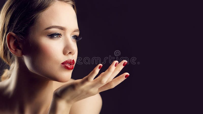 Schlagkuß des roten Lippenmädchens lizenzfreie stockfotografie Schlagkuß des roten Lippenmädchens lizenzfreie stockfotografie