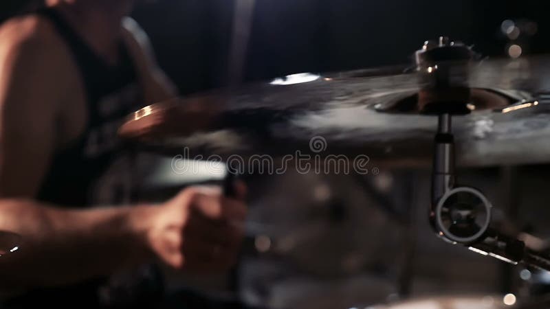 Schlagzeuger, der oben Platten auf Konzertabschluß spielt