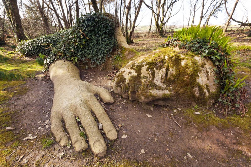 Schlamm-Mädchen an verlorenen Gärten von Heligan stockbild Schlamm-Mädchen an verlorenen Gärten von Heligan stockbild