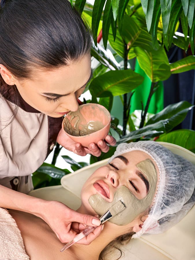 Schlammgesichtsmaske der Frau im Badekurortsalon Reinigungsreinigung stockfotos Schlammgesichtsmaske der Frau im Badekurortsalon Reinigungsreinigung stockfotos